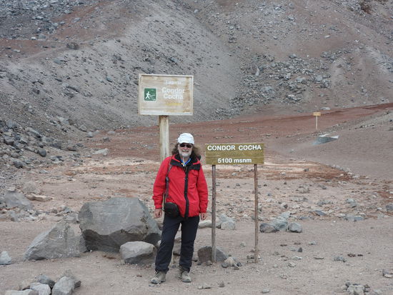 Konrad  auf 5.100m vor einer komplett ausgetrockneten Lagune aber mit offiziellem Höhenschild