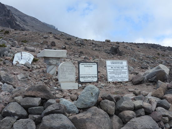 Jede Menge Gedenksteine erinnern an die Bergsteiger die hier am Berg gestorben sind, einer sogar mit 87 Jahren.