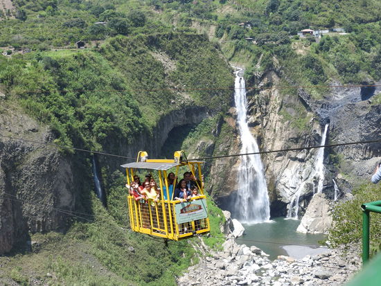 Mit Tarabitas - einfachen Drahtseilbahnen- kann an viele Stellen die Pastazaschlucht überquert werden