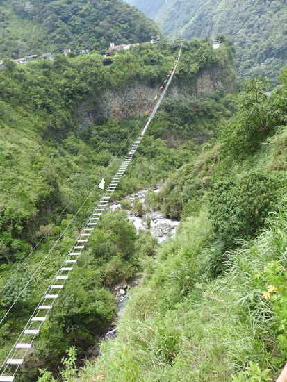 Wer es spannender braucht geht über wacklige Brücken
