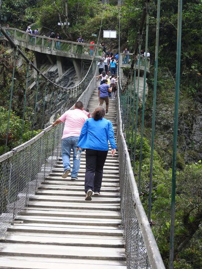Hängebrücken führten zu den Aussichtspunkten und gestatteten bessere Blicke