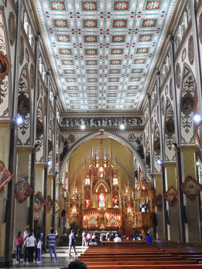 Die dominikanische Basilika  der "Jungfrau des Heiligen Wassers" hier finden täglich mindestens 5 am Sonntag sogar 9 Messen statt.