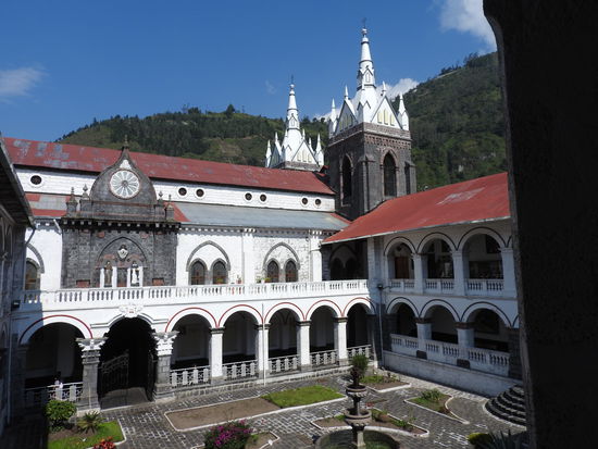 Die Kirche bildet eine der vier Seiten mit einem schönen Innenhof und Arkadengängen auch im oberen Stockwerk