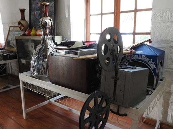 Im Museum werden die Dankesgaben für die Wundertaten der Jungfrau ausgestellt. Von Filmprojektor  über Grammofone bis hin zu Brautkleidern und Schlangen in Alkohol eingelegt findet man hier alles mögliche.