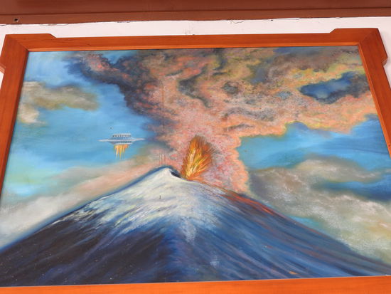 Manche Gläubige haben sich auch mit selbst gemalten Bildern bedankt, hier ganz kreativ mit Raumschiff und ausbrechendem Tungurahua