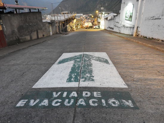 Nach  dem letzten großen Ausbruch 1999 ist der Hausvulkan seit 2006  phasenweise wieder unruhig, er raucht und spuckt Feuer, dass Banos ab und zu evakuiert werden muss. Hierfür gibt es in allen Hotels Pläne an der Wand und auf den Straßen zeigen Pfeile wohin man laufen muss um sicher zu sein.