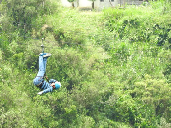oder überquert die Schlucht  an irgendwelchen Körperteilen hängend