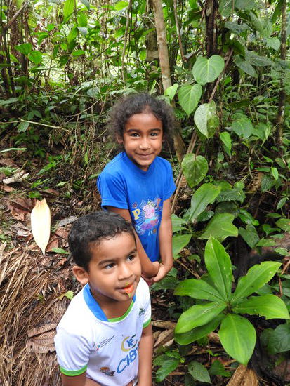 Die 4 und 6 Jahre alten jüngeren Kinder wissen selbst schon unglaublich viel über die Bäume und die Pflanzen die hier wachsen. Eine der älteren Töchter, mit Trisomie, zeigte uns zu Beginn wie sich der Insekten- und Vogelbestand durch die neue Vielfältigkeit positiv verändert hat.