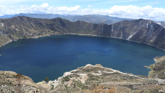 Die auf 3.900m liegende Lagune Quillotoa ist bis zu 250m tief, da unter ihr immer noch vulkanische Aktivität ist riecht es leicht nach Schwefel. Sie entstand 1280 beim letzten Ausbruch des Vulkans, dabei zogen sich die Lavaströme über 200km weit, die Magmakammer brach zusammen und mit der Zeit bildete sich der See.