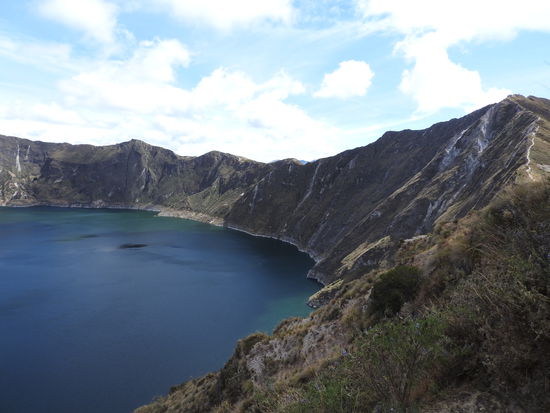 Rechts ist der Pfad zu erkennen auf dem man die Laguna Quillatoa umrunden kann. Da er aber stellenweise sehr schmal und ausgesetzt ist, ständig ein heftiger böiger Wind geht  und die Runde mindestens 5-6 Stunden  dauert haben wir es gelassen.