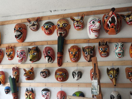 Seit Jahrhunderten verzieren Quichua Künstler ihre Masken und Trommeln und als ein Galerist Julio Toaquiza, einen Musiker aus Tigua, fragte warum es die Malerei nicht auf Bildern gibt war der Grundstein für die indigene Tigua-Malerei gelegt.
Die Masken sind traditioneller Bestandteil der zahlreichen Fiestas in den andinen Quichua Gemeinden.