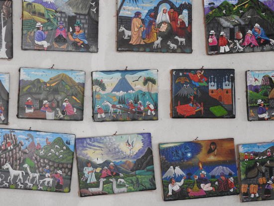 Die Bilder beschreiben meist Situationen aus dem dörflichen Leben, zeigen den Heiligen Berg Cotopaxi und die jüngeren Künstler beschäftigen sich malerisch auch mit politischen Themen