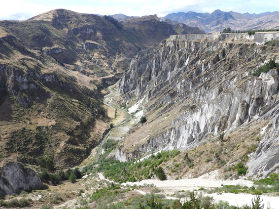 Der Rio Toachi hat sich einen tiefen Canyon gegraben, hier verlaufen auch alte Inkawege zur Lagune Quillatoa