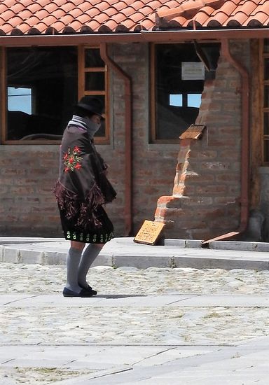 Die Tracht der Frauen hier sind bunte knielange Röcke, bestickte Schultertücher und komplettiert wird sie mit einem Bowler.
Junge Mädels sieht man oft mit dem Trachtenrock im Miniformat und High Heels.