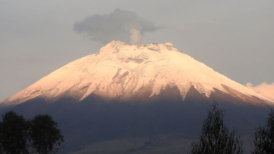 Und heute an unserem letzten Abend hier zeigt sich der Cotopaxi noch komplett im Abendlicht, die rauchenden Fumarole lassen seine Aktivität erkennen.