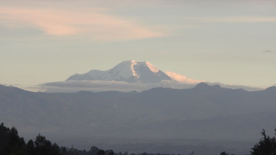 Und als Zugabe gibt es von der Dachterrasse aus den Chimborazo im Sonnenuntergang.