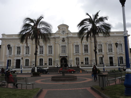 Ein Bauwerk das nach Kolonialzeit aussieht, an dem ein Schild mit dem Datum 1829 hängt und das am  Hauptplatz mit der Stadtverwaltung belegt ist.