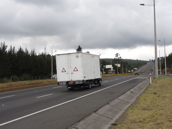 Die 3-spurige Panamericana an der wir auf unseren Bus nach Otavalo warteten,  es war schwierig bei den vielen Bussen Richtung Quito dem richtigen zu winken