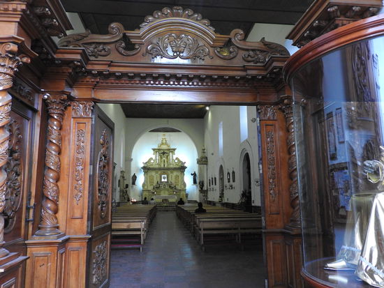 Wie die meisten Kirchen in indigenen Städten mit viel Holz und wenig Gold ausgestattet