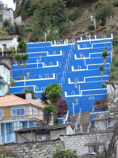 Viele bunte moderne Häuser und auch dieser Treppenaufgang mit kleinen Zwischenterassen zeigen die Farbenfreude der Bewohner Otavalos