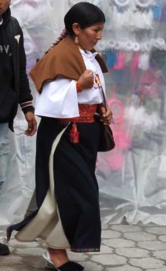 Typische Tracht der Indiofrauen hier in der Umgebung, es fehlt nur das schwarze Wolltuch mit weißem Rand das meistens den Kopf bedeckt. Ganz wichtig sind die mehrreihigen Halsketten und Armbänder aus Glasperlen.
Auch viele junge Frauen sieht man noch in der kompletten Tracht.