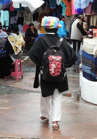 Die Tracht der Männer - Pferdeschwanz oder Zopf, doppelseitiger dunkler Poncho, weiße Hosen, einen weißen  Hut (hier als Regenschutz garniert mit Plastiktüte), die  Schnürsandalen traditionell gefertigt aus dem Cabuya Kaktus tragen beide Geschlechter.
Junge Männer tragen die Tracht kaum noch aber fast alle haben einen Pferdeschwanz oder Zopf  um ihre indigene Zugehörigkeit zu demonstrieren. Hans würde hier überhaupt nicht auffallen 