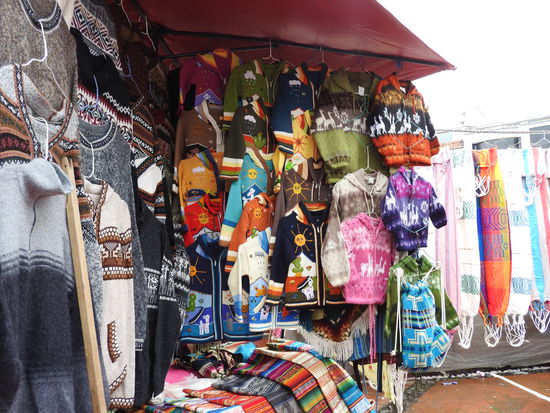 Verkauft wird hier alles an Web- und Strickwaren heute industriell gefertigt und nur  noch wenig echte Handarbeit.
Die Gegend um Otavalo war immer bekannt für ihre guten und ideenreichen Kunsthandwerker die man in den kleinen Dörfern ringsum auch noch findet.