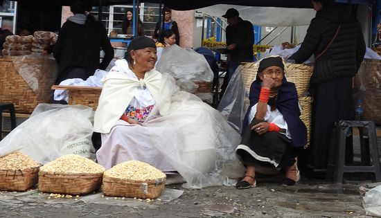 Lebensmittel und Gebrauchsgüter, hier verschiedene Maissorten, finden sich neben den Touristenwaren