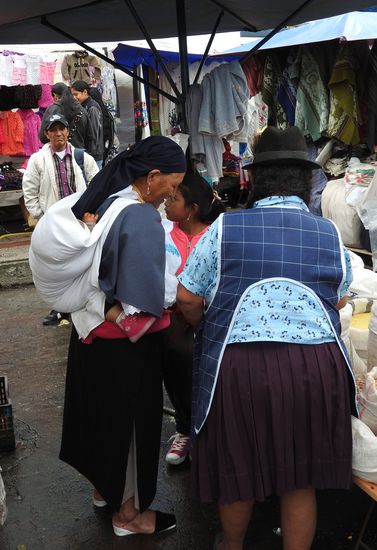 Babys und Kleinkinder stecken in weißen Tüchern und scheinen sich dabei wohlzufühlen, man hört nur selten Kinder in den Tüchern weinen