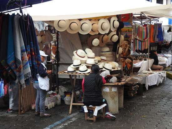 Selbst Panamahüte die in der Gegend Manabi und Cuenca   und nicht hier in der Gegend hergestellt werden sind im Verkauf. 
Der ecuadorianische  Hut wird bereits seit 1630  aus Toquillastroh den Fasern einer Palmpflanze geflochten und je feiner das Stroh umso teurer der Hut. Er wird auch heute noch häufig  in Handarbeit hergestellt. 
Die Herstellung des Panamahutes zählt zu den Immateriellen Kulturgütern Ecuadors.
Dass sich der Begriff Panamahut eingebürgert hat liegt unter anderem an alten Zollbestimmung der USA und dass Roosevelt einen  bei der Besichtigung des Panamakanales getragen hat.