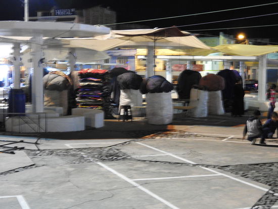 Am Abend nach dem Big-Poncho-Business  ist der Platz wieder geräumt und nur ein paar Warensäcke warten noch auf den Abtransport.