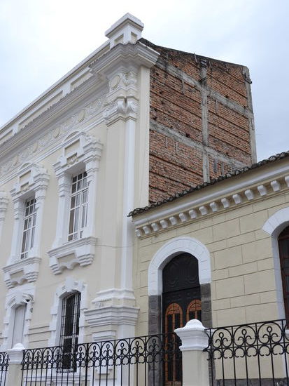 Beim Blick von der unverputzten Seite erkennt man dann dass nur die Fassade Kolonialstil hat, dahinter ist  die typische Bauweise aus Betongerippe mit Ziegelfüllung und diese ist sicher nicht von 1829.