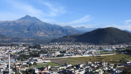 Blick vom Hostel über die Stadt und den schlafenden Vulkan Cotacachi