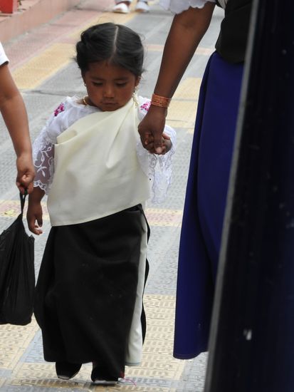 An Sonn- und Feiertagen tragen auch die Kinder Tracht