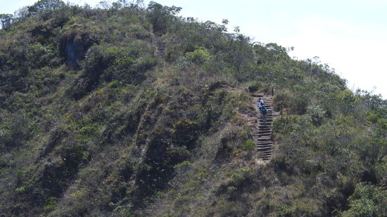.Ein Teil des Weges geht über steile Treppen, ist auf der gesamten Strecke nicht ausgesetzt, gut ausgebaut und man kann sich kaum verlaufen.