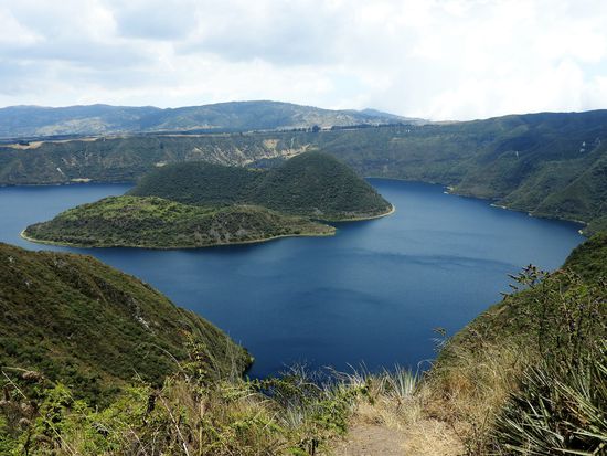 Durch die Bergeinschnitte ringsum geht's immer wieder auf und ab