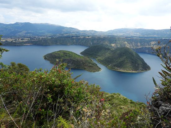 In der Mitte liegen zwei große Inseln die im Uferbereich mit Schilf bewachsen sind
