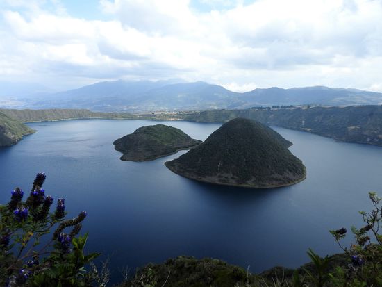 Die Größere wurde nach Theodor Wolf einem deutschen Geologen und Botaniker benannt  der 1875 auch zum Amtlichen Geologen Ecuadors ernannt wurde