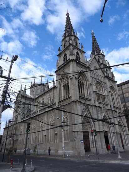 Kirchen gibt es in Quito jede Menge auch wenn die Fotos  dank dicker Kabelstränge oft sehr unschön werden