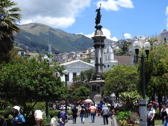 Der Hauptplatz von Quito, er ist immer belebt; es wird Musik gemacht, getanzt, geratscht, gegessen und alles verkauft was halbwegs portabel ist.