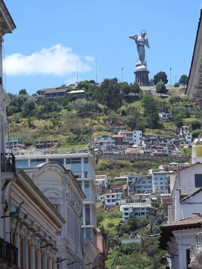Die aus über 7.000 Aluminiumteilen zusammengeschweißte Virgen de Quito  auf dem El Panecillo ist  41m hoch und wiegt 124.000 kg. Der Blick über die Stadt ist sehr schön aber man sollte nicht alleine auf den "Brötchenhügel" steigen. Auch Quito  hat einige Viertel die man besser nicht durchquert.