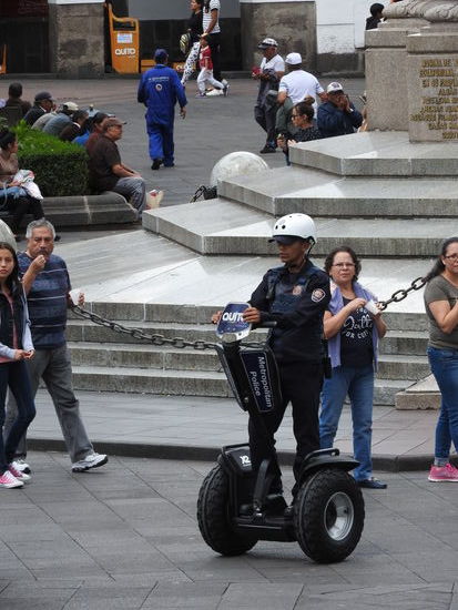 Die städtische  Polizei am Hauptplatz ist mit Segways ausgestattet