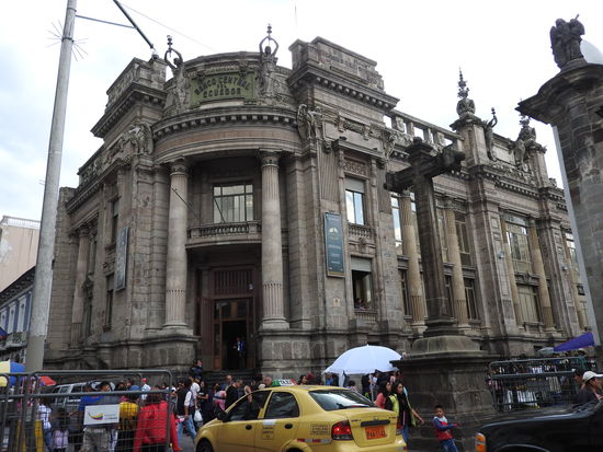 Die Nationalbank von Ecuador kann sich keinen neuen Glaspalast leisten und residiert deshalb im "Altbau"
