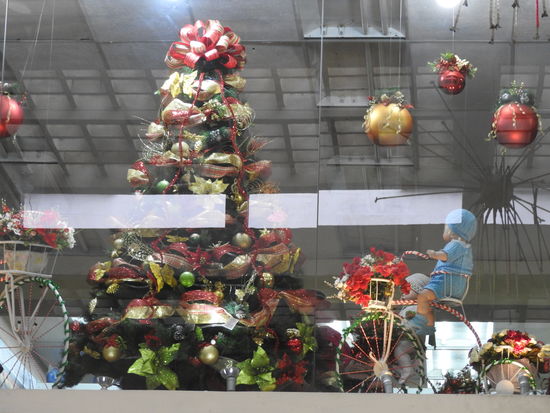 Fast wie zuhause begleitet uns Weihnachtsschmuck  bereits seit Ende August und blinkt und glitzert schon sehr amerikanisch