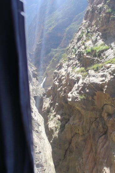 Die Straße ist sehr schmal und viel Platz bleibt seitlich nicht mehr.