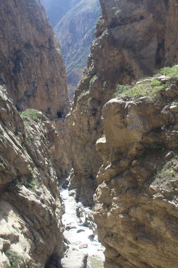 Wenn dann mal keine Straße mehr zwischen beide Gebirge passt wurde ein Tunnel gegraben.