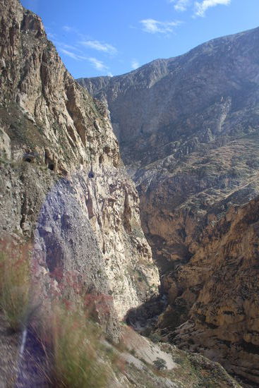 An manchen Stellen sind durch die Herbstunwetter Stücke der Straße weggebrochen aber noch reicht es für den Bus