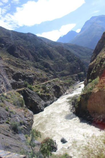 Dann wird das Tal etwas breiter und der Bus beschleunigt auch wieder auf 75 km/h. Die Busse sind sehr karg ausgestattet, zeigen aber mit Leuchtschrift an der Decke die Geschwindigkeit an.