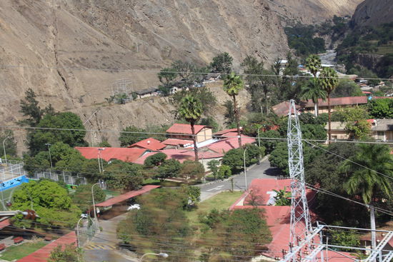 Und dann kommt Huallanca und der interessanteste Teil der Fahrt ist vorbei.
Während der kommenden Stunden steigen immer wieder Verkäufer zu, machen ihre Geschäfte mit Obst, Empanadas oder gebackenen Hähnchen und steigen nach einigen km wieder aus .