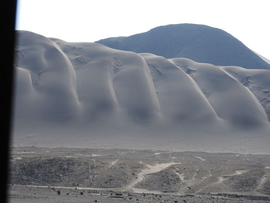 Und nach dem umsteigen in Chimbote geht's über die Panamerikana nach Trujillo, viele km wo es nichts gibt als Sand, Steine, riesige Hühneraufzuchten. Näher bei Trujillo gibt es wieder Landwirtschaft mit Mais, Gemüse und auch mal  Spargelfelder